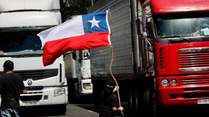 Camioneros levantarán bloqueos tras acuerdo con Gobierno: decretará Estado de Excepción en fronteras