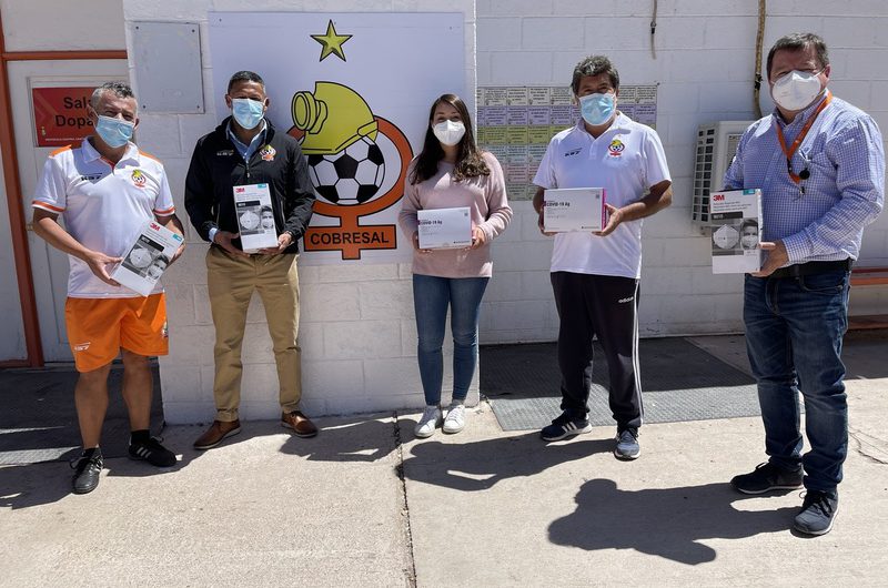 Codelco Salvador entrega kits sanitarios y test de antígeno al plantel de Cobresal