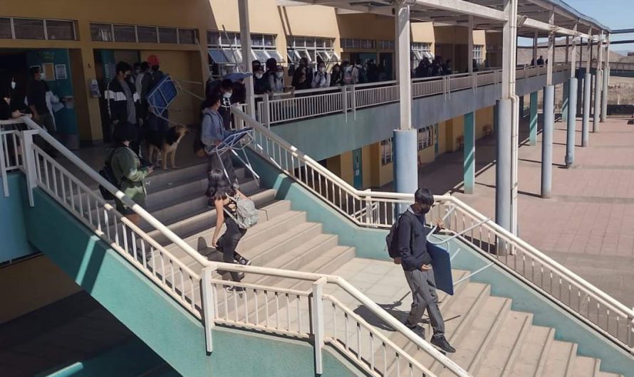Alumnos se toman liceo bicentenario MMM de diego de almagro y exigen renuncia del rector