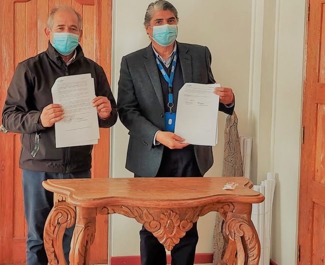 Alcalde de Diego de Almagro firma convenio con SLEP de Atacama para otorgar transporte gratuito  a estudiantes