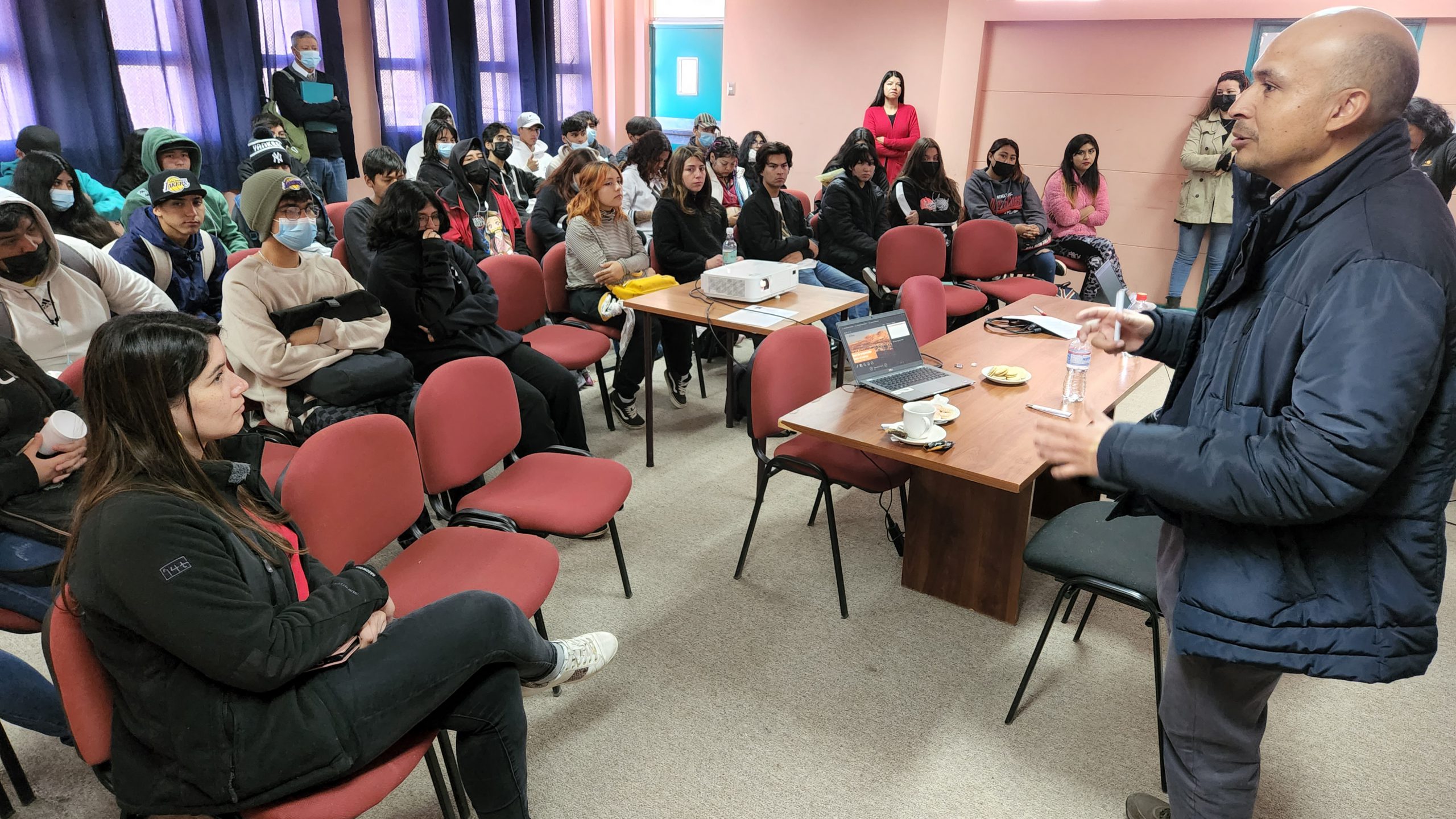Codelco Salvador intensifica voluntariado de sus trabajadores con charlas de profesionales en liceo de Diego de Almagro