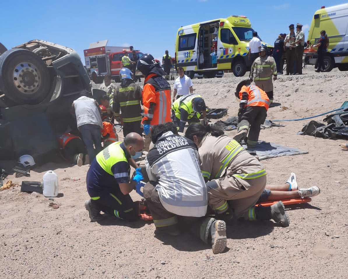 Dos personas pierden la vida tras volcar camión en cercanías de Caldera