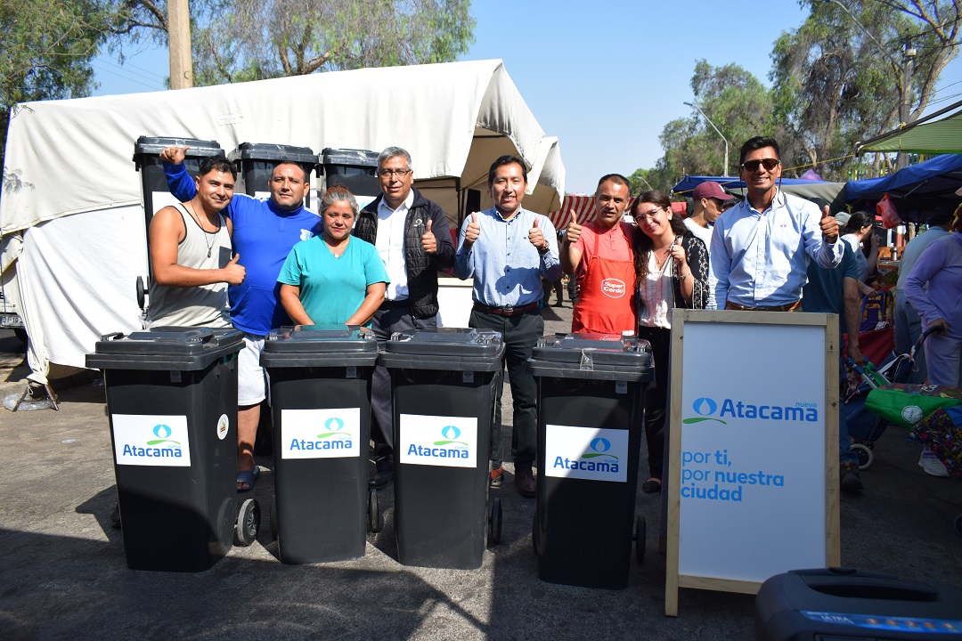 Nueva Atacama entrega contenedores de basura a Feria Libre de Copiapó