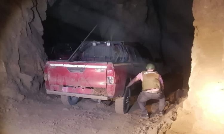 Carabineros encuentra tres camionetas ocultas en una faena minera abandonada en Atacama