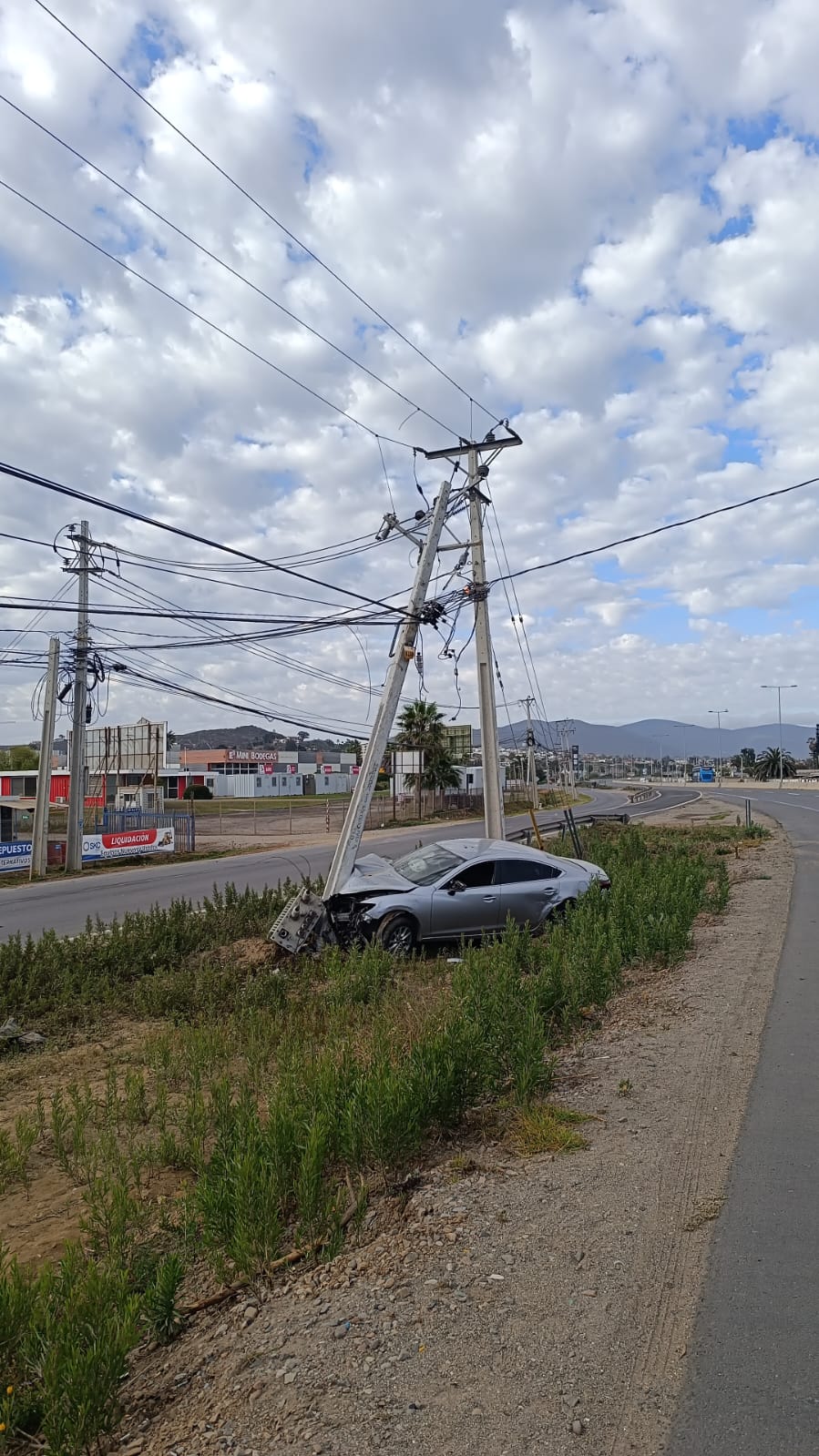 .CGE reporta casi 3.800 postes chocados en 2023 y clientes afectados superaron los 2,6 millones  En Atacama mas de 190 poste chocados y   90 mil clientes afectados.
