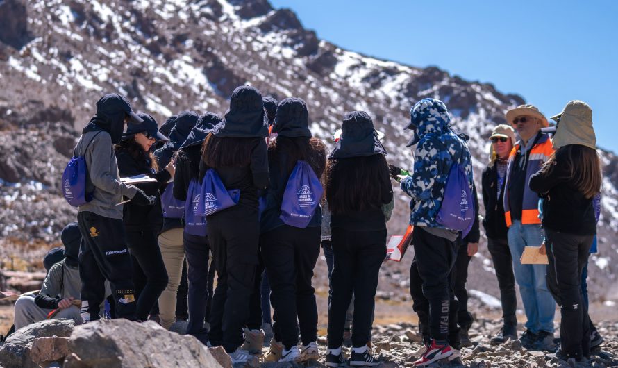Estudiantes de Diego de Almagro realizan visita a Salar de Pedernales para conocer su belleza y biodiversidad