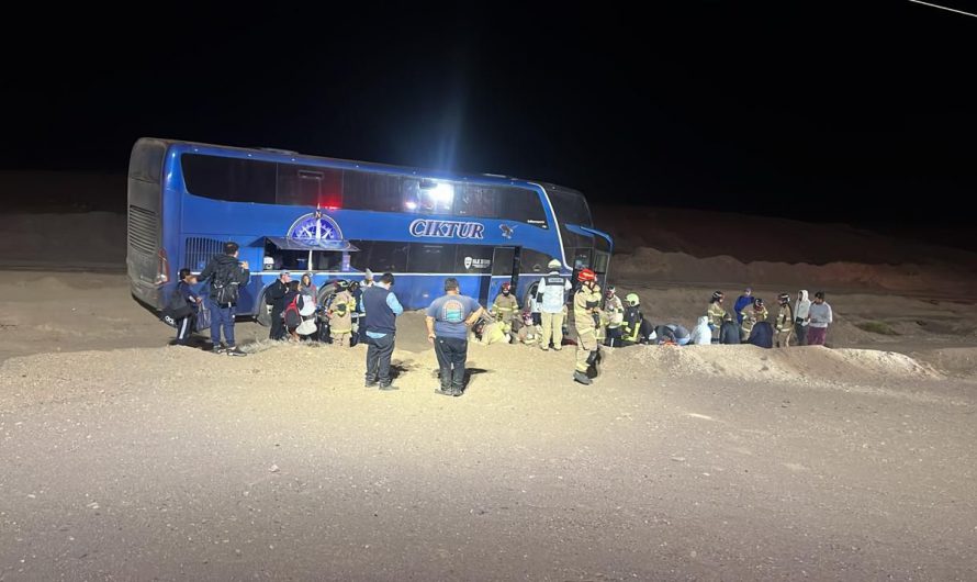 Bus de la empresa Ciktur sufre desbarrancamiento en la ruta C-17: Cuatro heridos trasladados al hospital.
