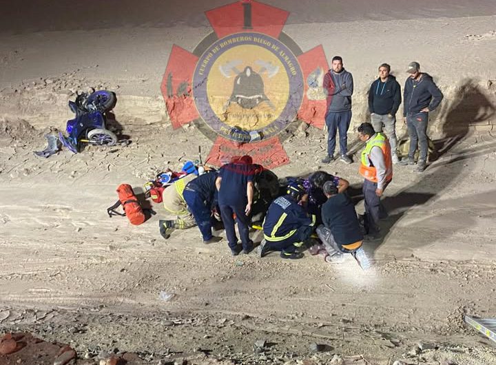 DIEGO DE ALMAGRO : Motociclista sufre desbarrancamiento en ruta C-115-B y es trasladado al hospital