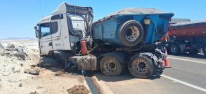 Colisión con posterior volcamiento en Ruta 5 Norte, deja a una persona fallecida y tres lesionados, en ingreso a Playa Rodillo