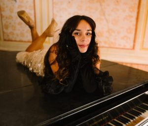 La soprano atacameña Carolina Gallardo regresa a Chile con gira que presenta su nuevo proyecto musical