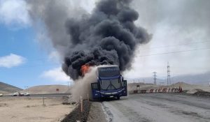 Bus de dos pisos se incendió en Cuesta Cardones: 40 pasajeros lograron evacuar a tiempo