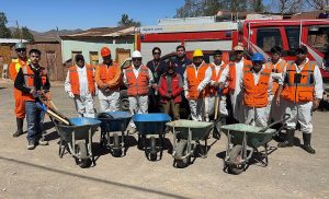 Equipos de apoyo de Codelco Salvador se unen a limpieza de casas en Inca de Oro