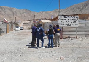 Detectives del Departamento de Migraciones y Policía Internacional (Demig) de la PDI Vallenar, realizaron un operativo de fiscalización de ciudadanos extranjeros en distintos fundos ubicados en la comuna de Alto del Carmen, denunciando a doce personas al Servicio Nacional de Migraciones.     “Oficiales policiales del Demig Vallenar encabezaron un procedimiento de fiscalización de extranjeros en la comuna de Alto del Carmen, operativo que contó con el apoyo del Demig Copiapó y la Bicrim Vallenar, así como también de personal de Carabineros de Chile. En total, se llevaron a cabo fiscalizaciones en distintos fundos de Alto del Carmen, controlando a un total de 39 extranjeros y 14 chilenos, logrando establecer que 12 de ellos infringían la Ley de Migración y Extranjería, por lo que se procedió a denunciarlos al Servicio Nacional de Migraciones”, señaló la comisaria Karla Álvarez del Demig Vallenar.     La oficial policial añadió que “los doce denunciados corresponden a nueve bolivianos, un peruano, un venezolano y un chileno, quienes fueron sorprendidos cometiendo diversas infracciones a la Ley de Migración y Extranjería, tales como realizar actividades remuneradas sin la autorización correspondiente, mantener documentación vencida, ingreso al país por paso no habilitado y emplear a ciudadanos extranjeros sin la autorización correspondiente