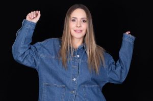 Salvadoreña Maly Jorquiera llevará a su tierra el Stand Up Comedy en el Día de la Mujer