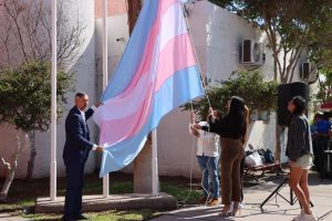 Municipio de Copiapó conmemora Día de la Visibilidad Trans con izamiento de bandera representativa