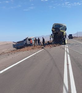 Fatal colisión entre bus y camión deja a 23 lesionados y dos fallecidos en la ruta camino a Tocopilla.