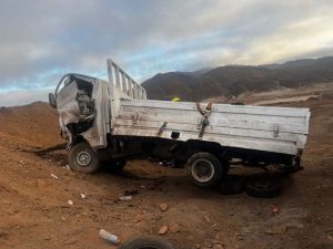 Volcamiento de camión deja dos personas lesionadas en cercanías de la comuna de Chañaral
