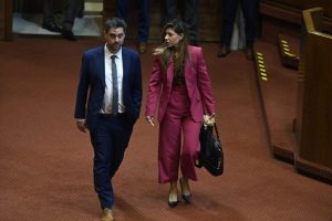 Manouchehri y Cicardini (PS) lanzan viral contra la “Ley de los Súper Ricos” de Kast
