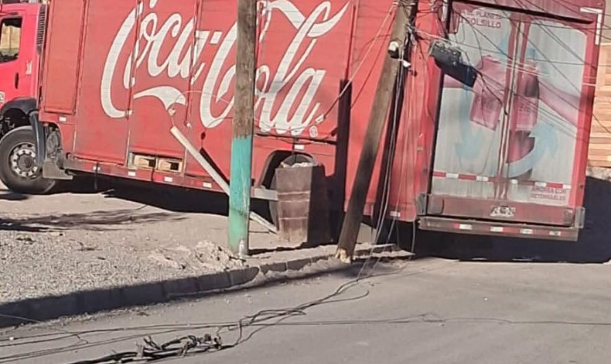 Emergencia eléctrica en Diego de Almagro: Camión de Coca-Cola arrasó con tendido de cables en población Antena.