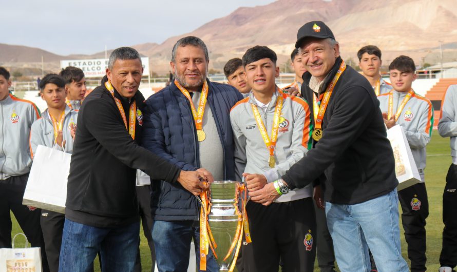 Codelco y Cobresal homenajean a serie Sub-16 campeona del Torneo Regional Apertura 2026 durante el entretiempo del Clásico del Cobre