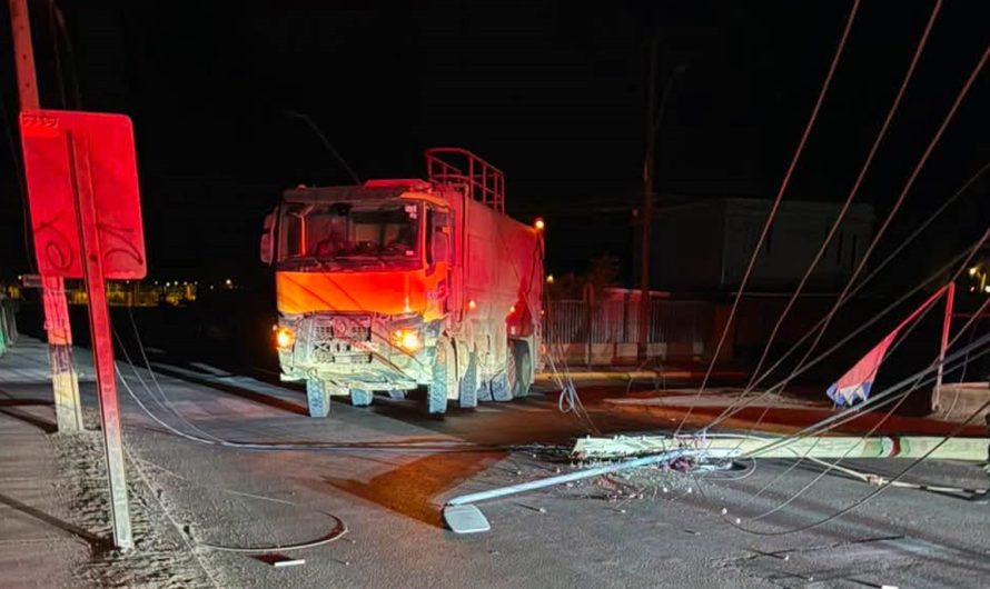 Un camión derriba poste y deja a 145 clientes sin suministro en Diego de Almagro