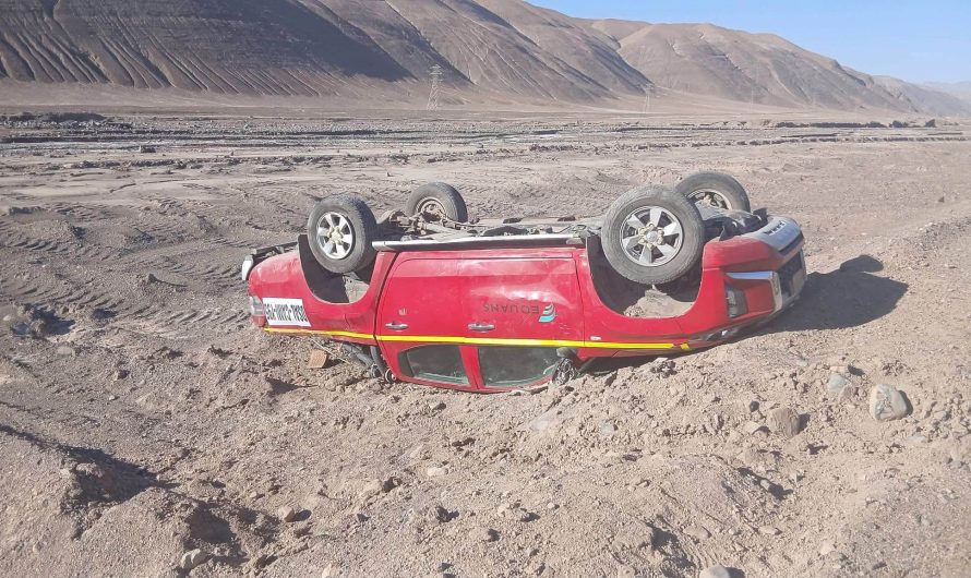 Accidente deja camioneta volcada cercano a llanta