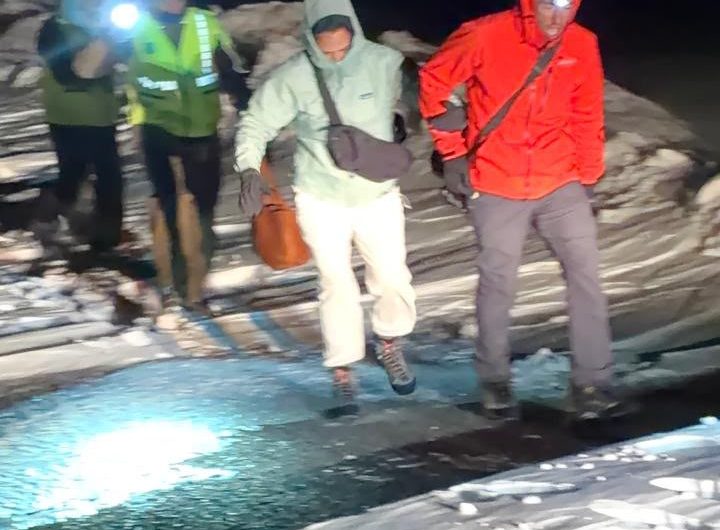 CARABINEROS DE LA 4TA. COMISARÍA EL SALVADOR (F) LOCALIZA A DOS CIUDADANOS ARGENTINOS ATRAPADOS POR LA NIEVE EN SECTOR CORDILLERANO